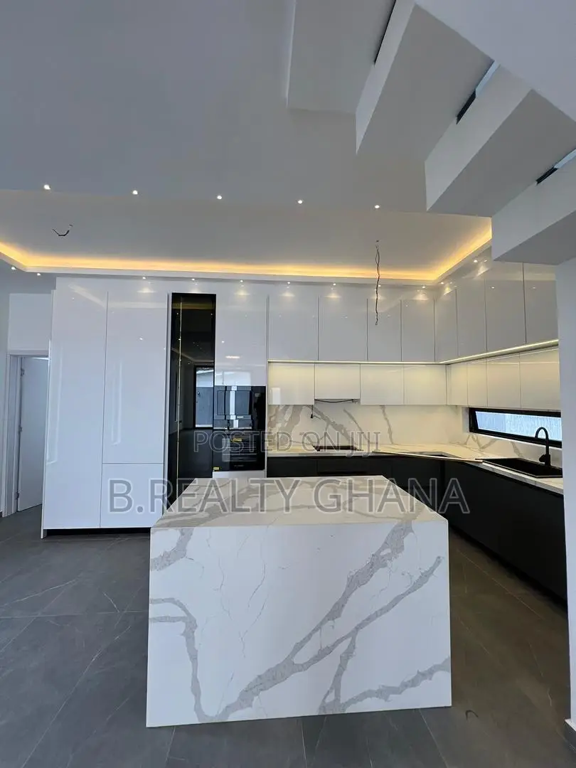 4bdrm Townhouse / Terrace in Dzorwulu for rent