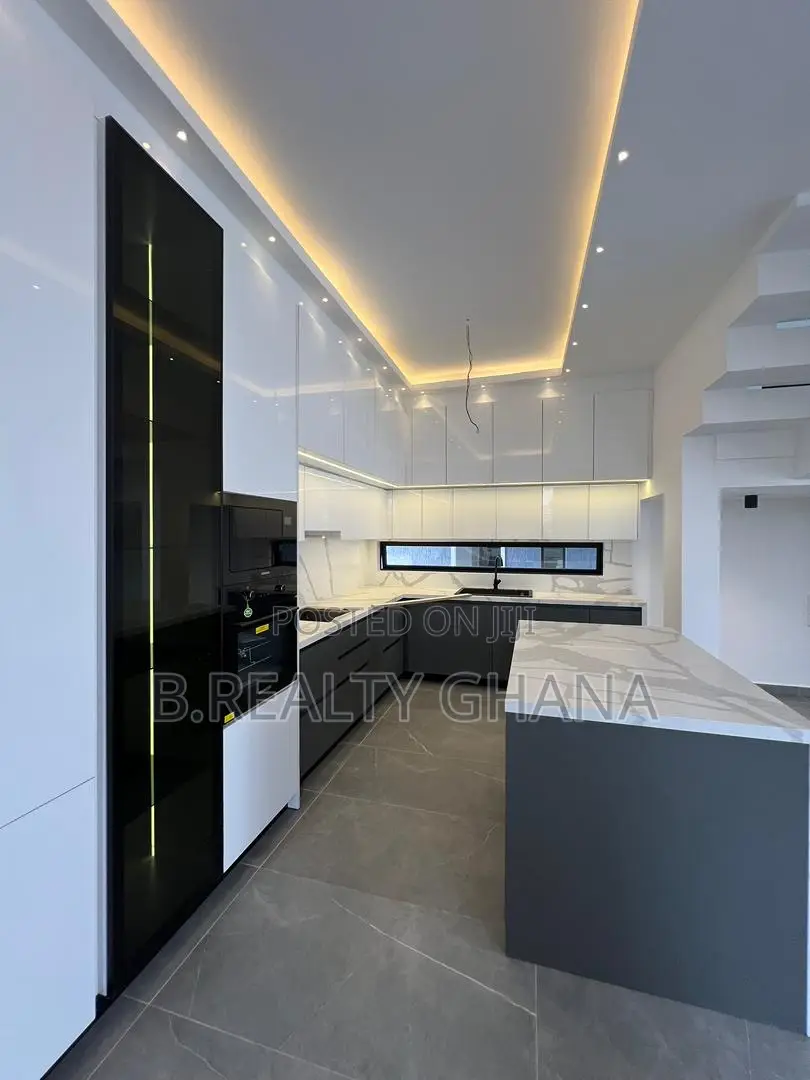 4bdrm Townhouse / Terrace in Dzorwulu for rent