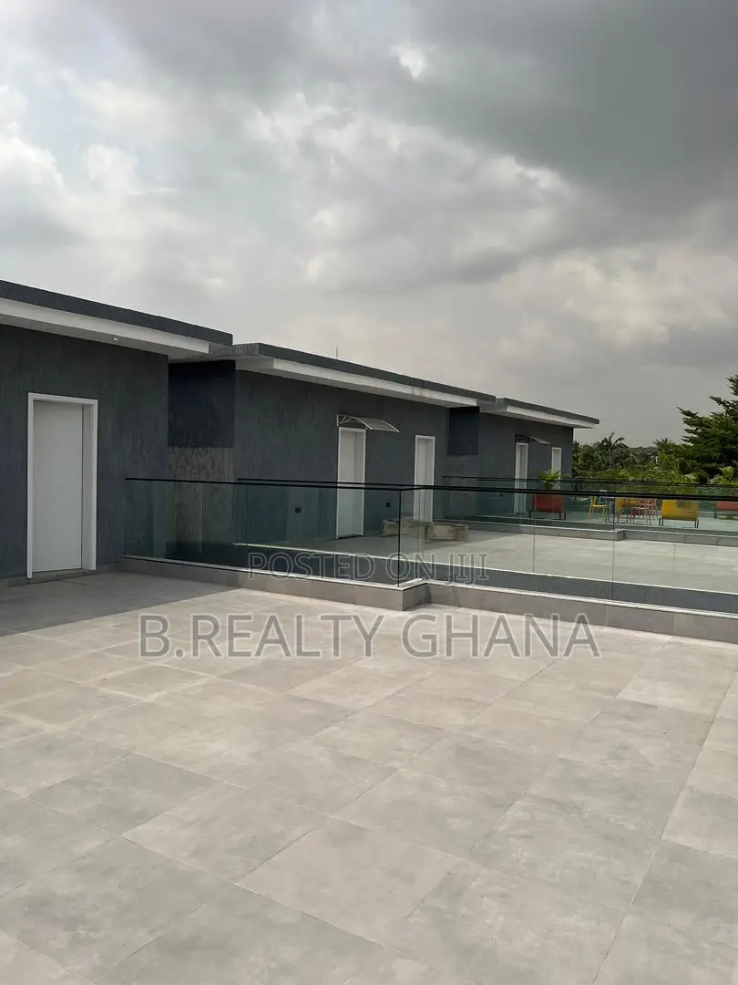 4bdrm Townhouse / Terrace in Dzorwulu for rent