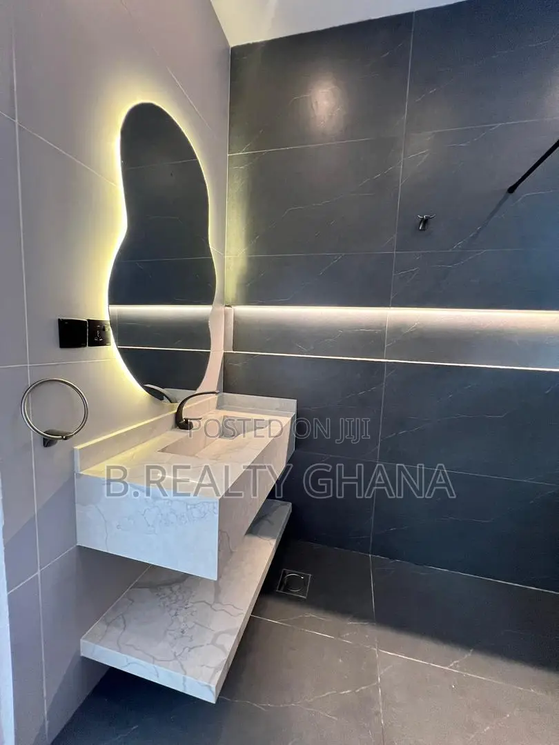 4bdrm Townhouse / Terrace in Dzorwulu for rent