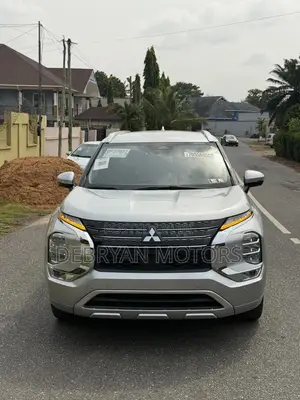 Mitsubishi Outlander SEL Launch Edition 2022 Silver