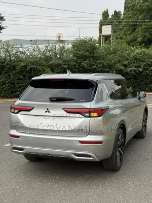 Mitsubishi Outlander SEL Launch Edition 2022 Silver