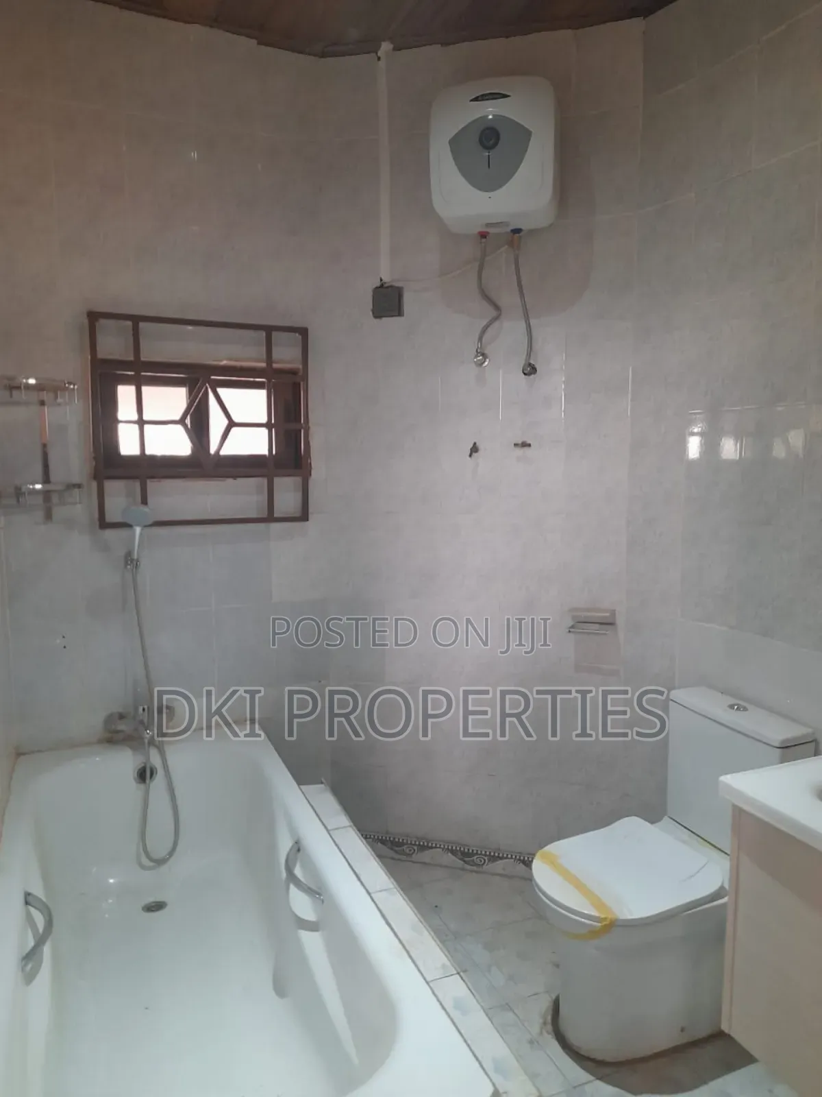 5bdrm House in Dki Properties, Adenta for rent