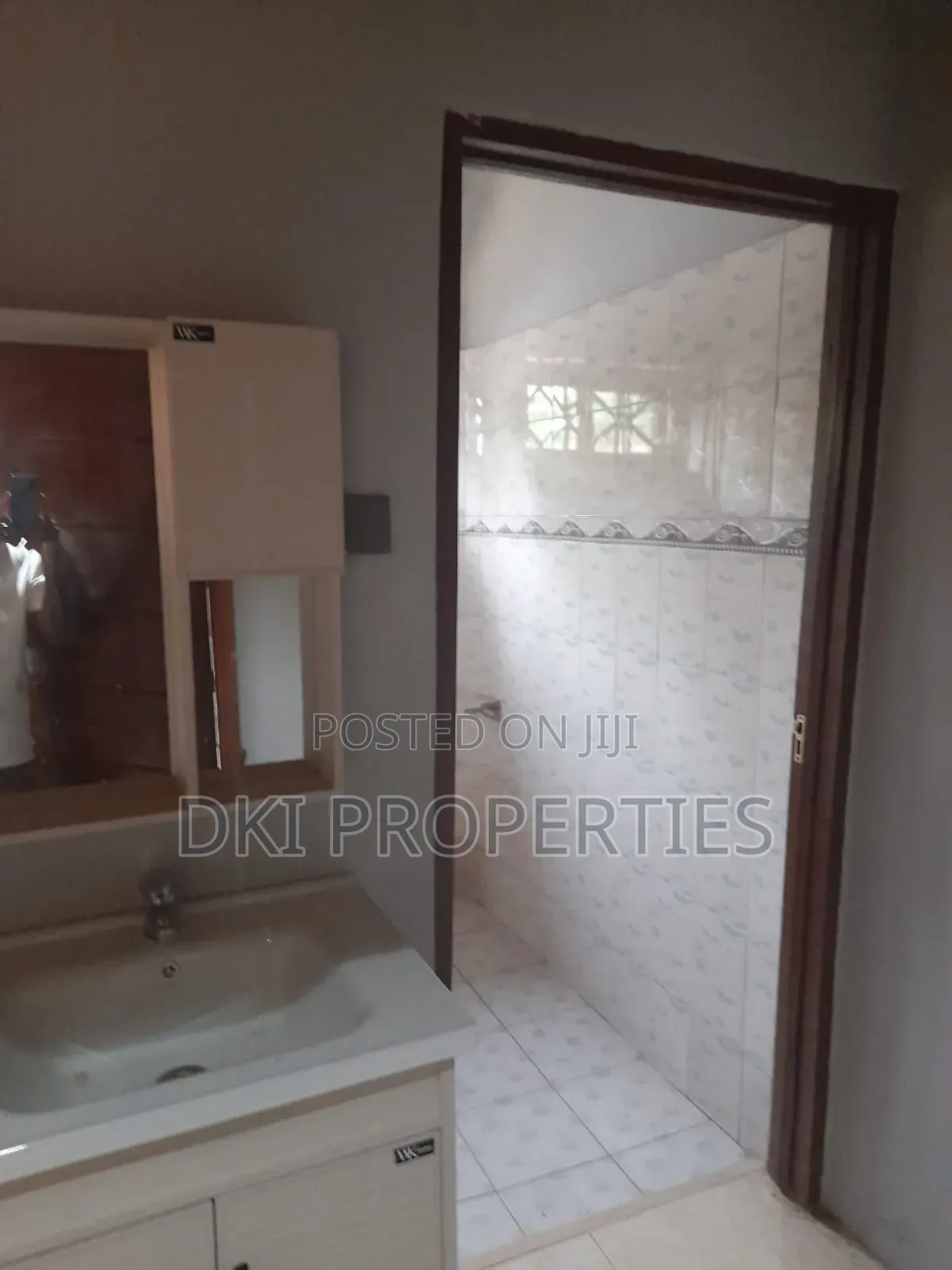 5bdrm House in Dki Properties, Adenta for rent