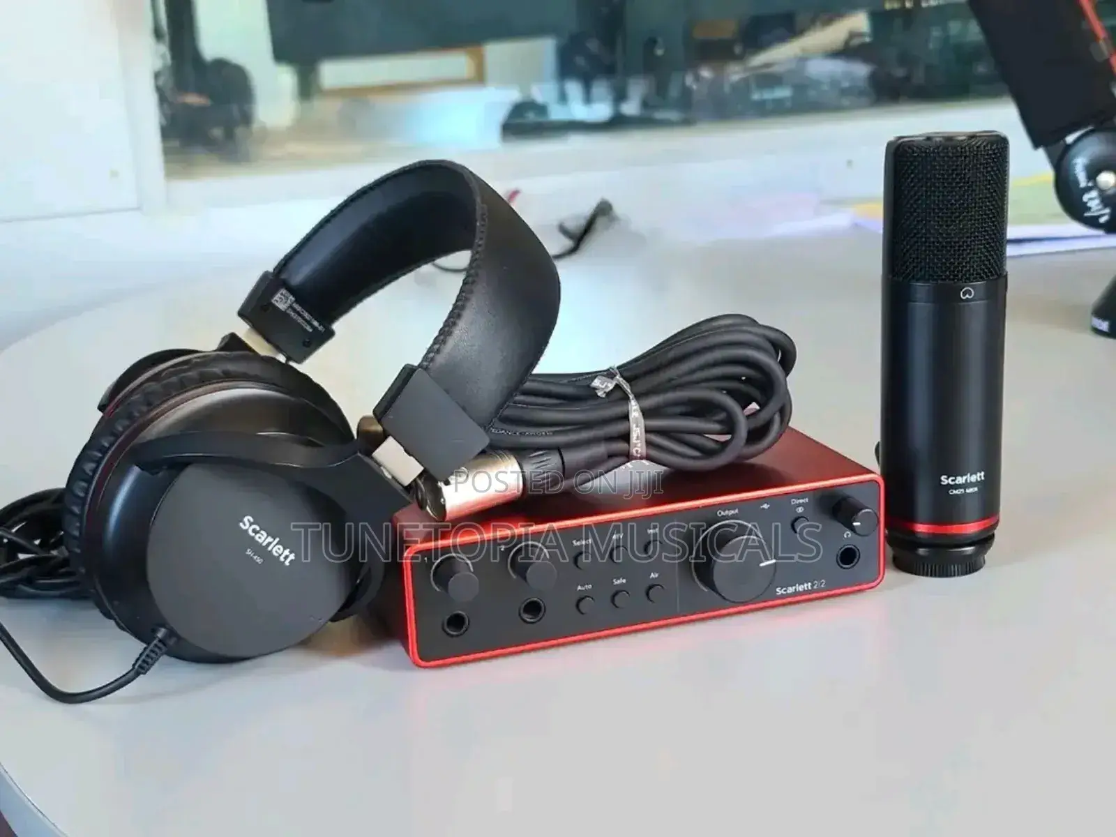 Focusrite Scarlett 2i2 Studio (4th Generation) Bundle.