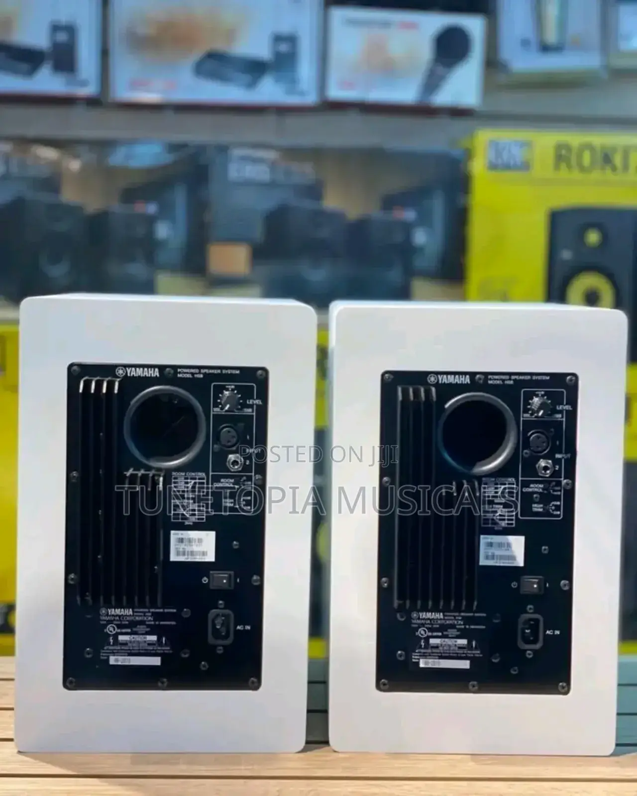Yamaha Hs8w 8-inch Powered Studio Monitors In White.