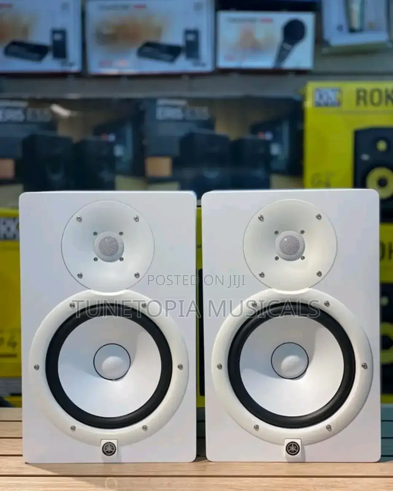 Yamaha Hs8w 8-inch Powered Studio Monitors In White.