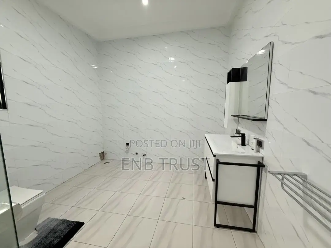 5bdrm Duplex in Lashibi, Baatsona Total for rent