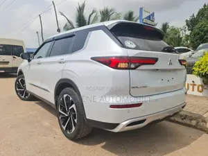 Mitsubishi Outlander SE 2022 White