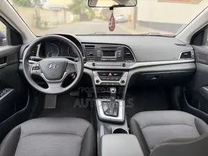 Hyundai Elantra SE Sedan FWD (2.0L 4cyl 6M) 2017 Blue