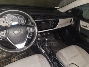 Toyota Corolla LE Premium 4dr Sedan (1.8L 4cyl CVT) 2016 White