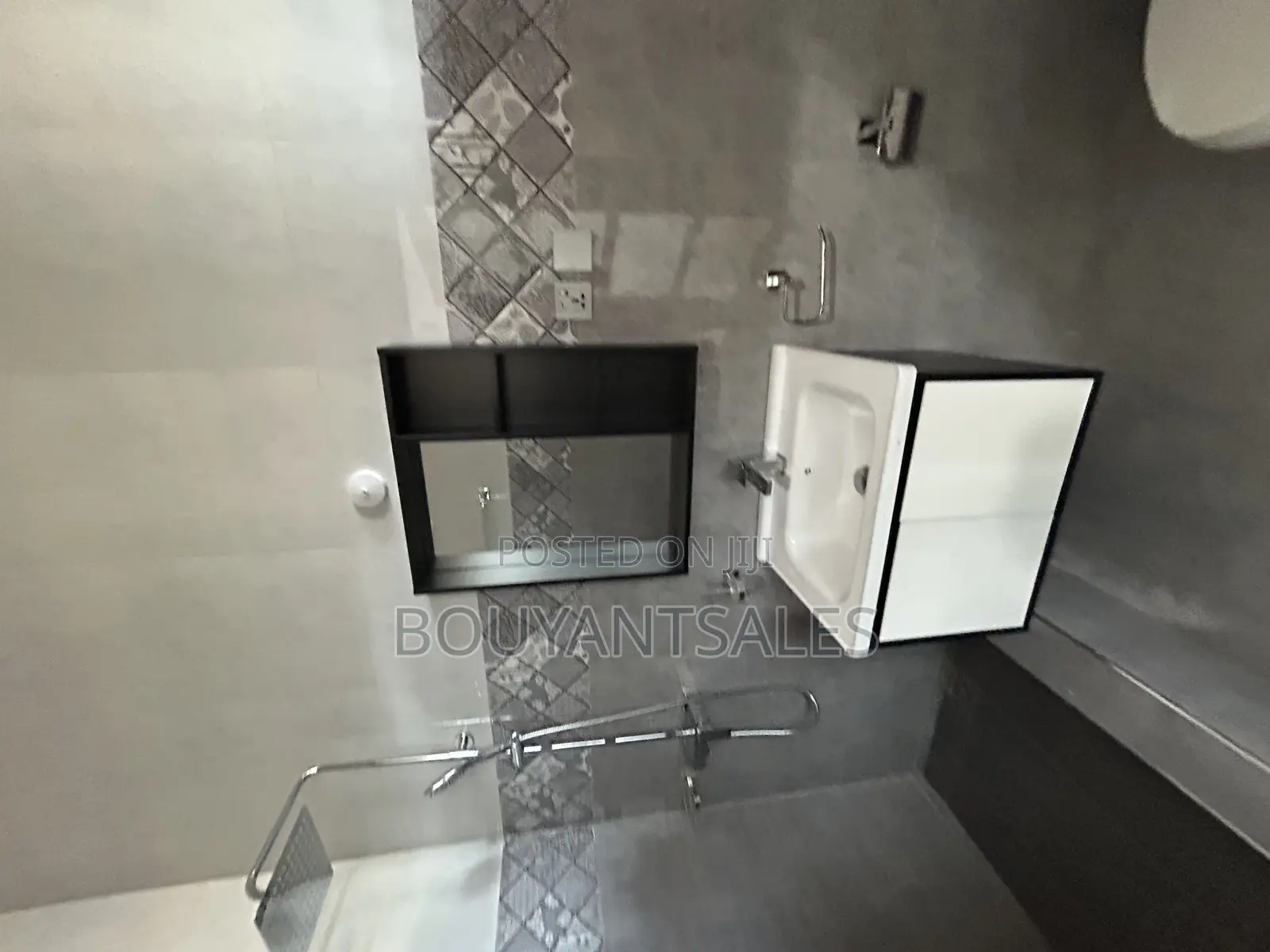6bdrm House in East Legon for sale