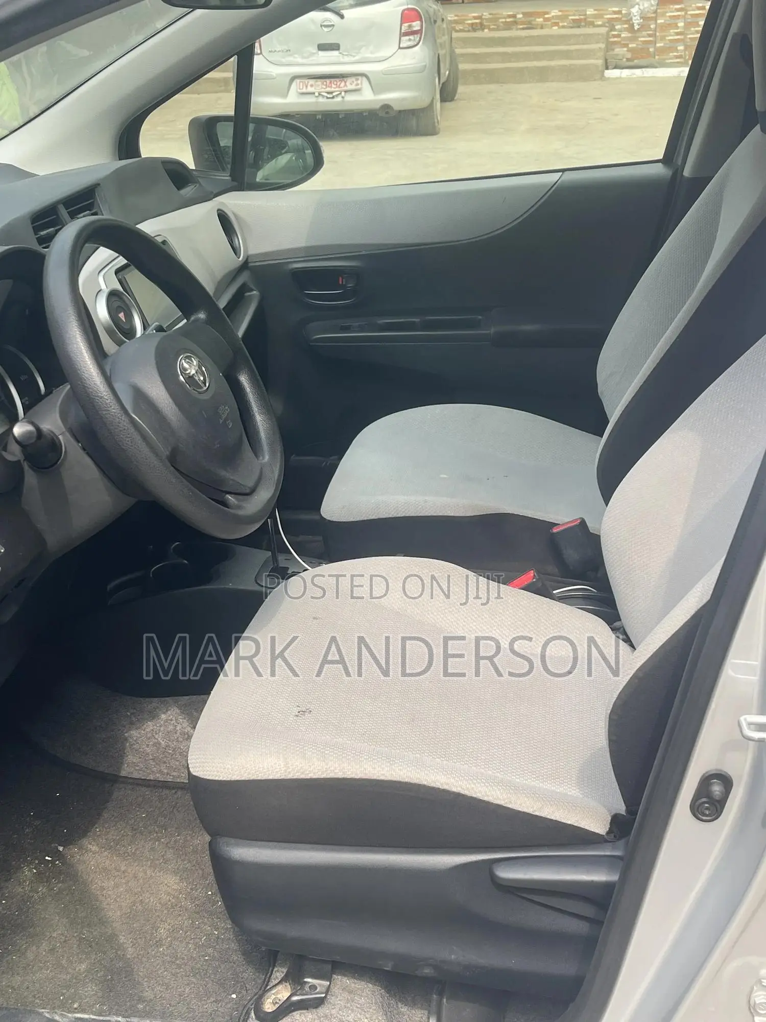 Toyota Vitz 2013 Silver