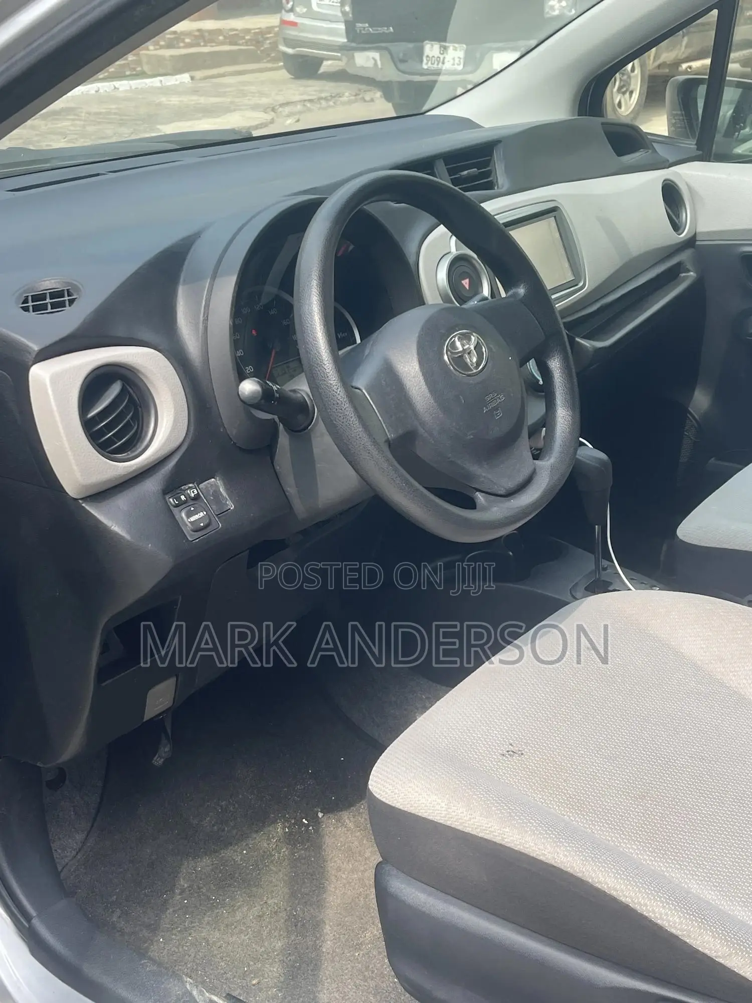 Toyota Vitz 2013 Silver