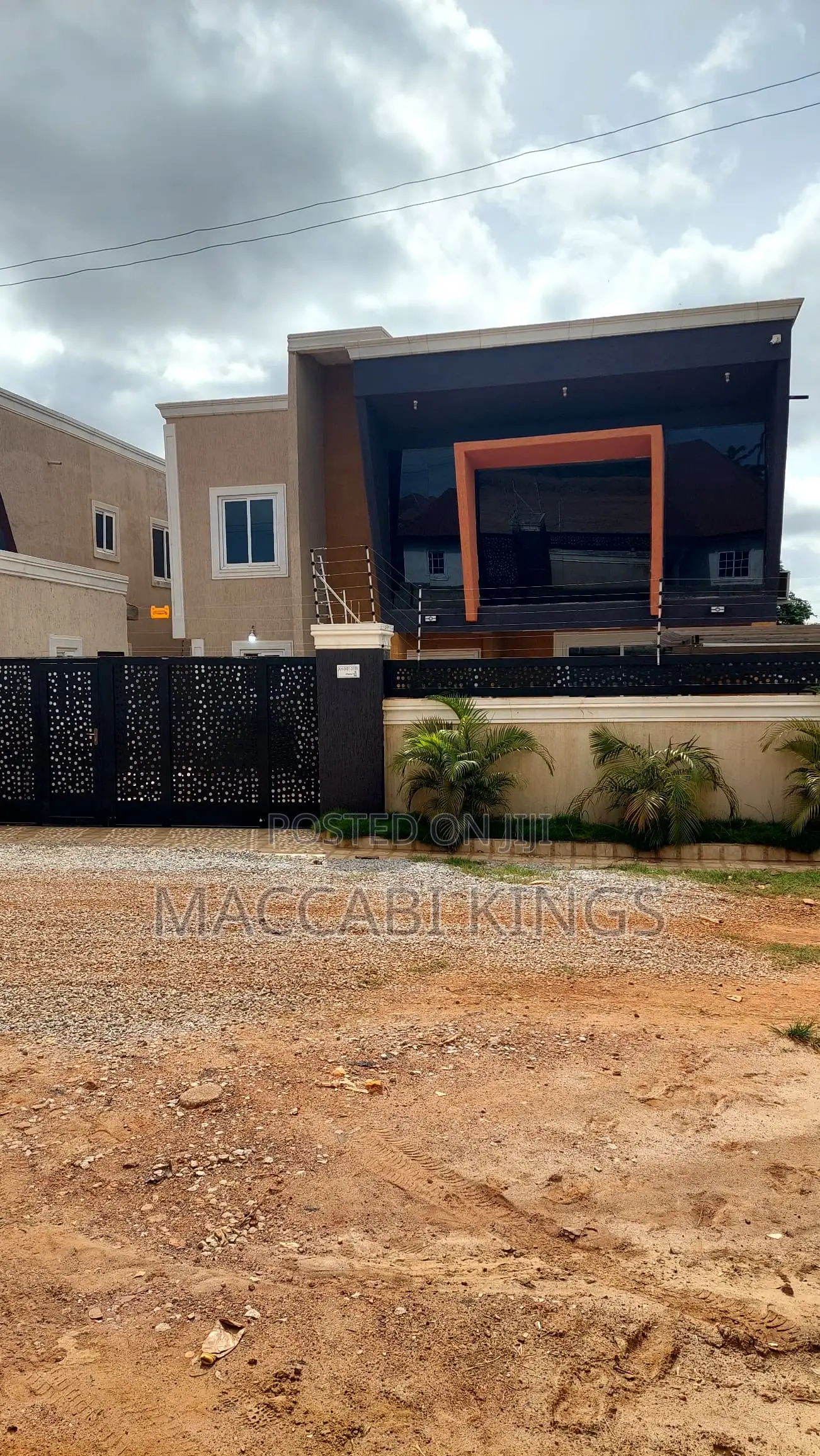 6 Bedroom House Available in Kumasi