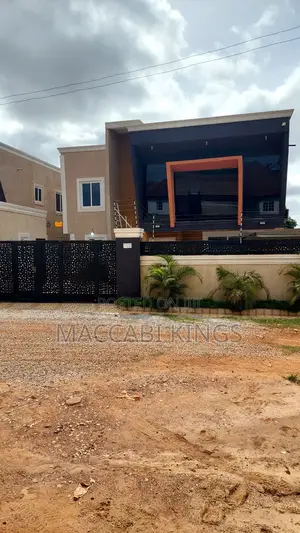 6 Bedroom House Available in Kumasi