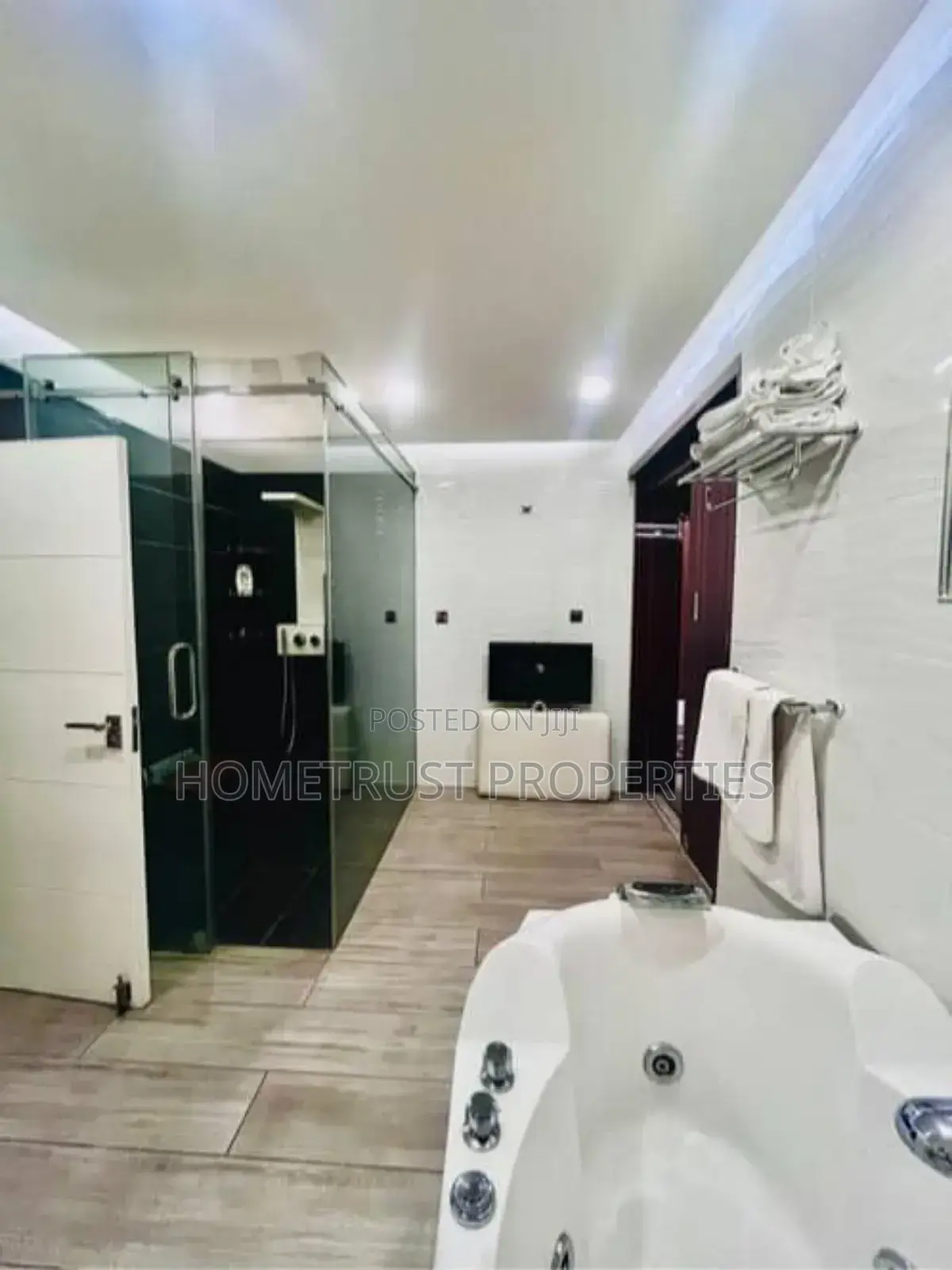 6bdrm Mansion in Hometrust Properties, Labone for sale