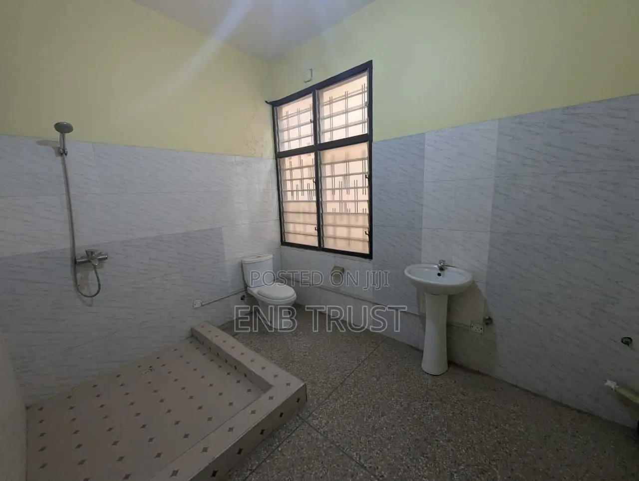 6bdrm Duplex in North Legon for sale
