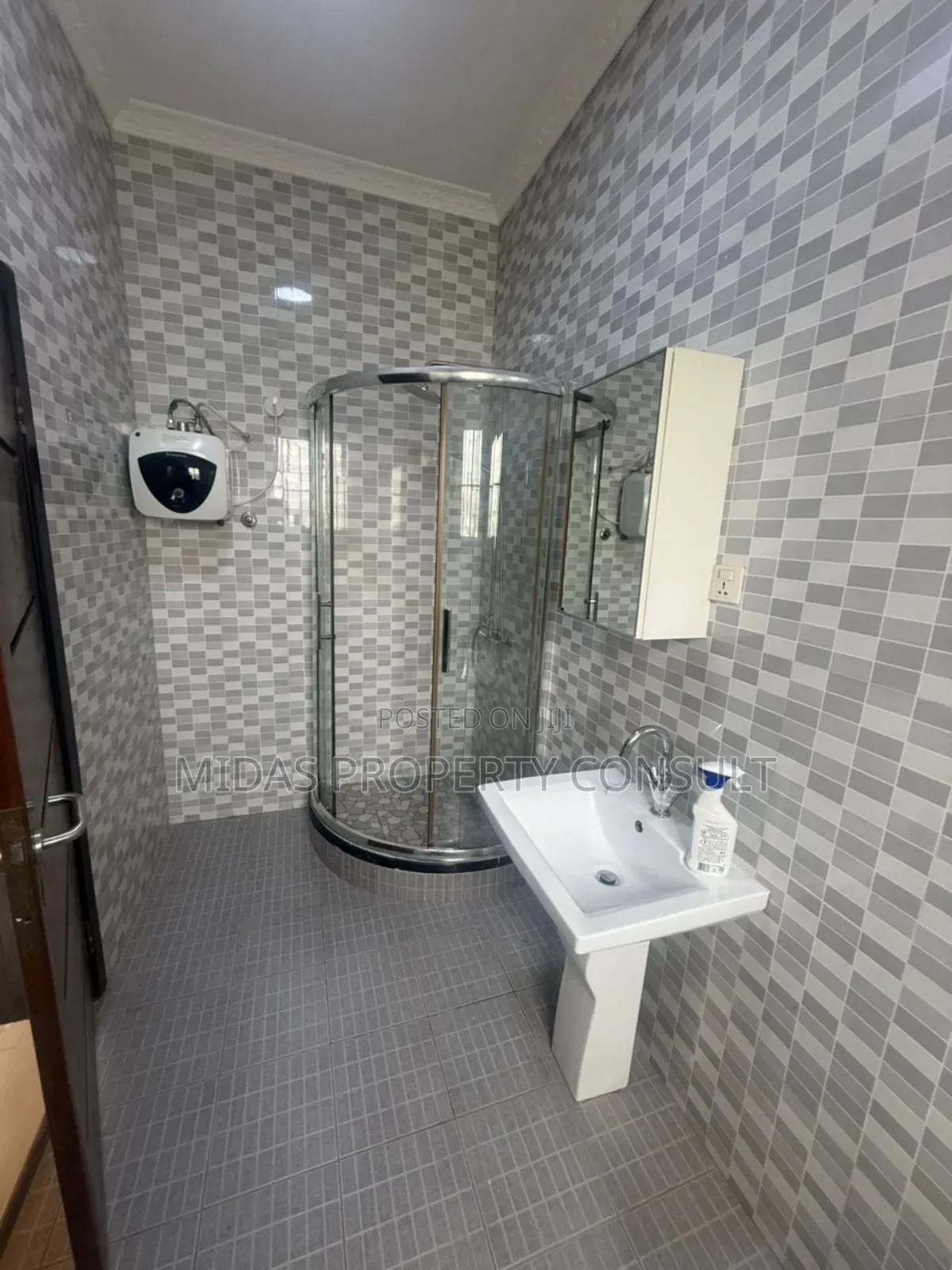 7bdrm House in Community 12, Tema Metropolitan for sale