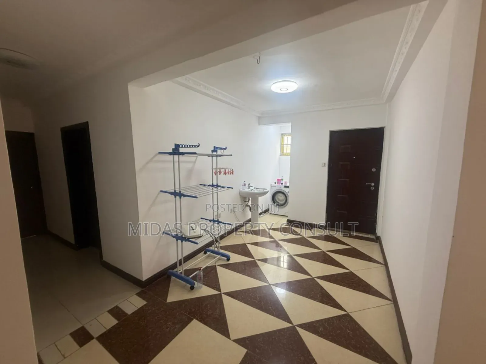 7bdrm House in Community 12, Tema Metropolitan for sale
