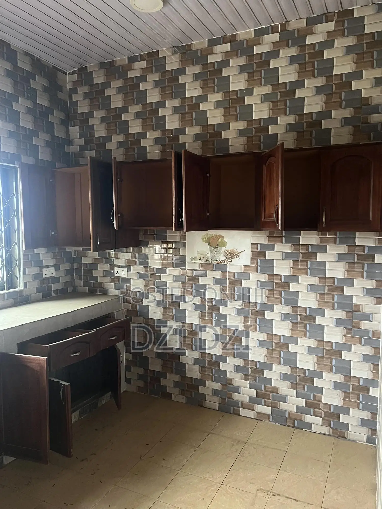 2bdrm Apartment in Community 25, Tema Metropolitan for rent