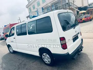 Toyota HiAce 2010 Red
