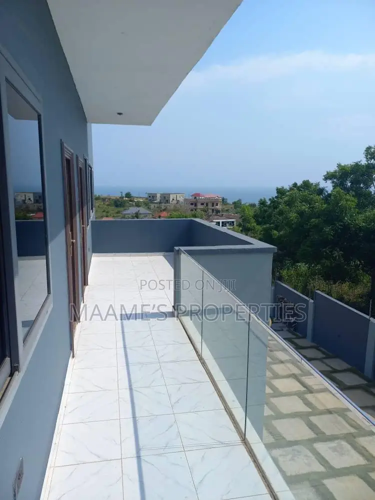 5bdrm Duplex in Bortiano for sale