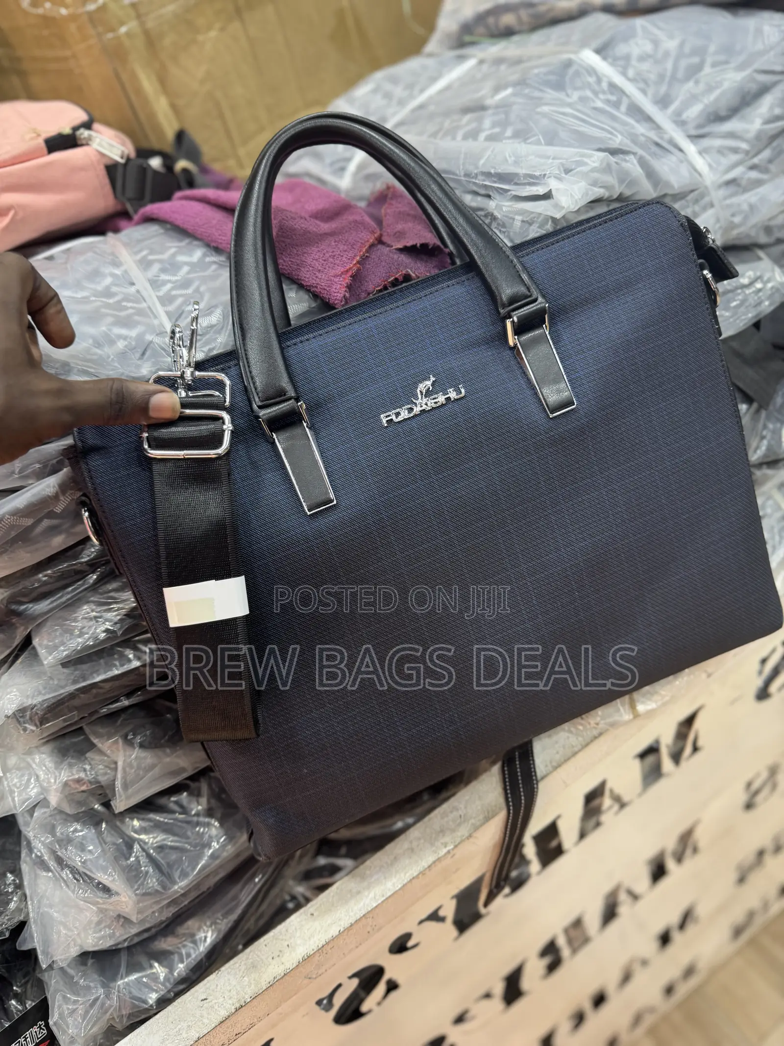 Quality Pure Leather Unisex Laptop Bag With Shoulder Strap.