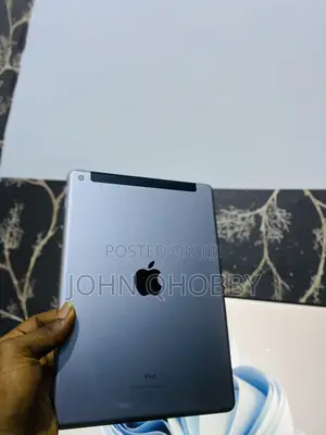 Apple iPad 9.7 32 GB Gray