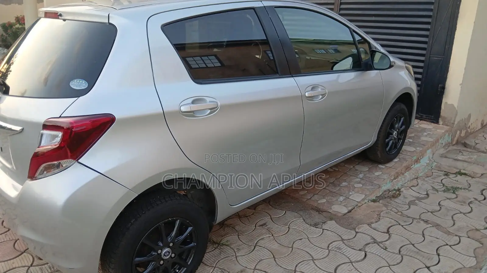 Toyota Vitz 1.3 AWD 3dr 2015 Gray