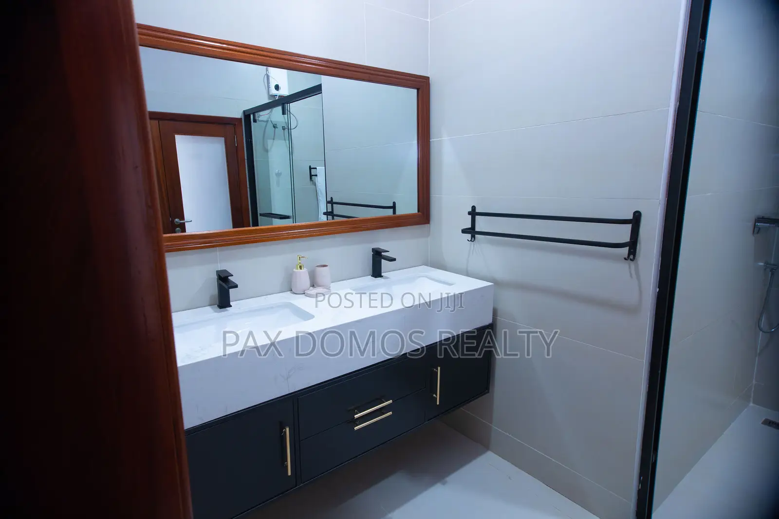 Furnished 4bdrm House in Tema Com 25 - Airbnb for rent