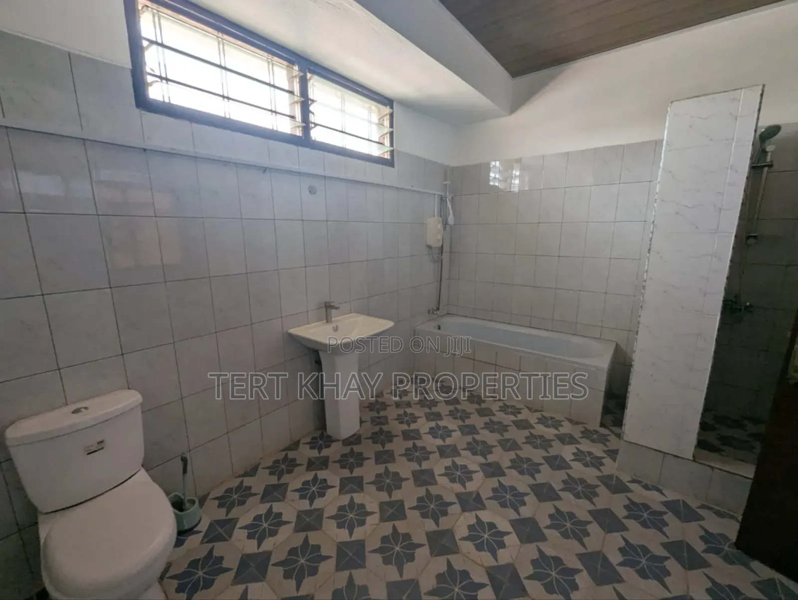 6bdrm House in North Legon for sale