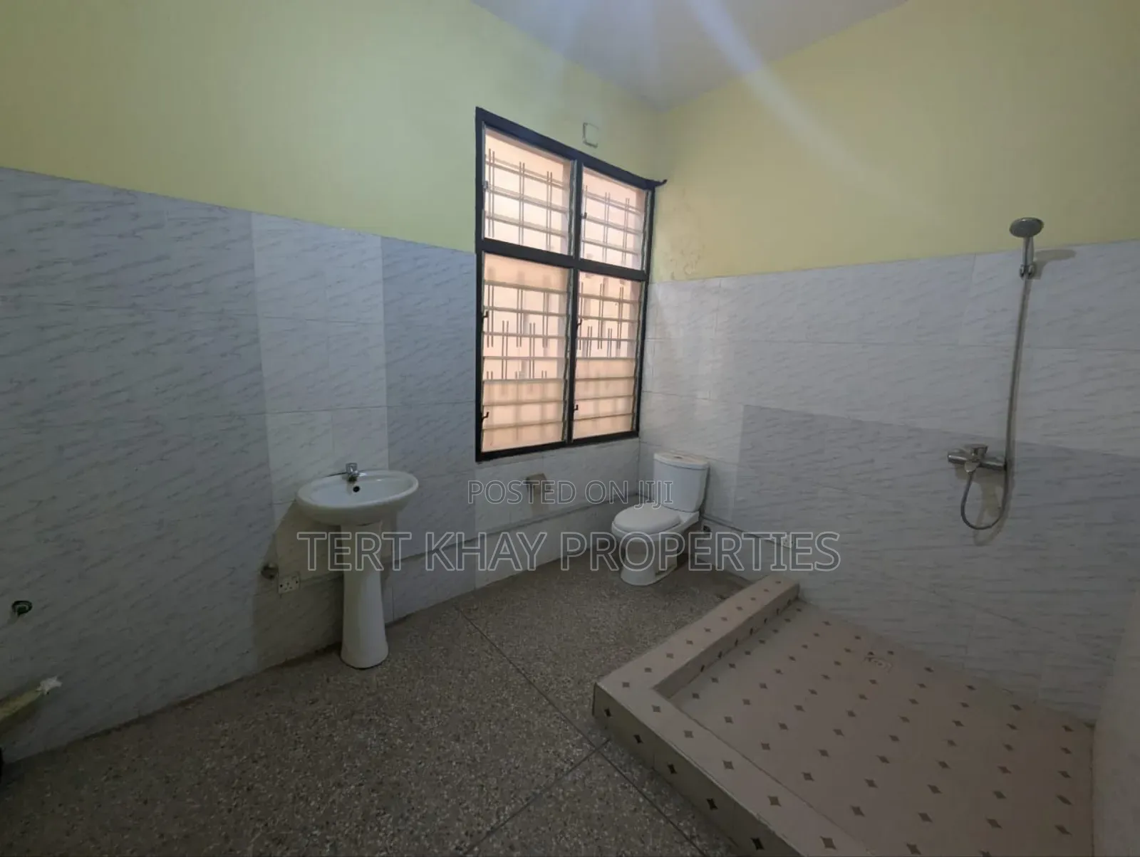 6bdrm House in North Legon for sale