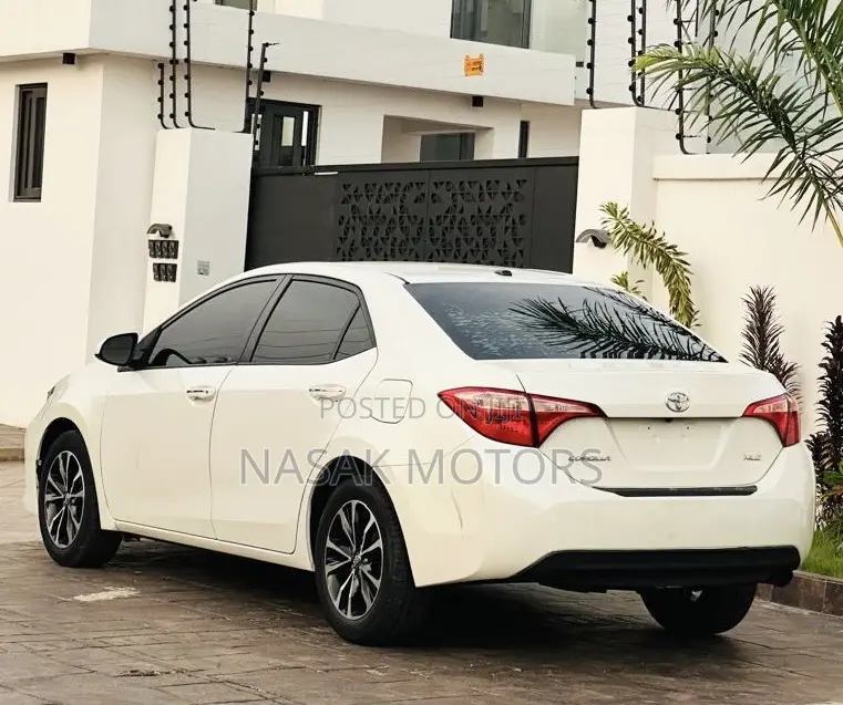 Toyota Corolla XLE (1.8L 4cyl 2A) 2018 White