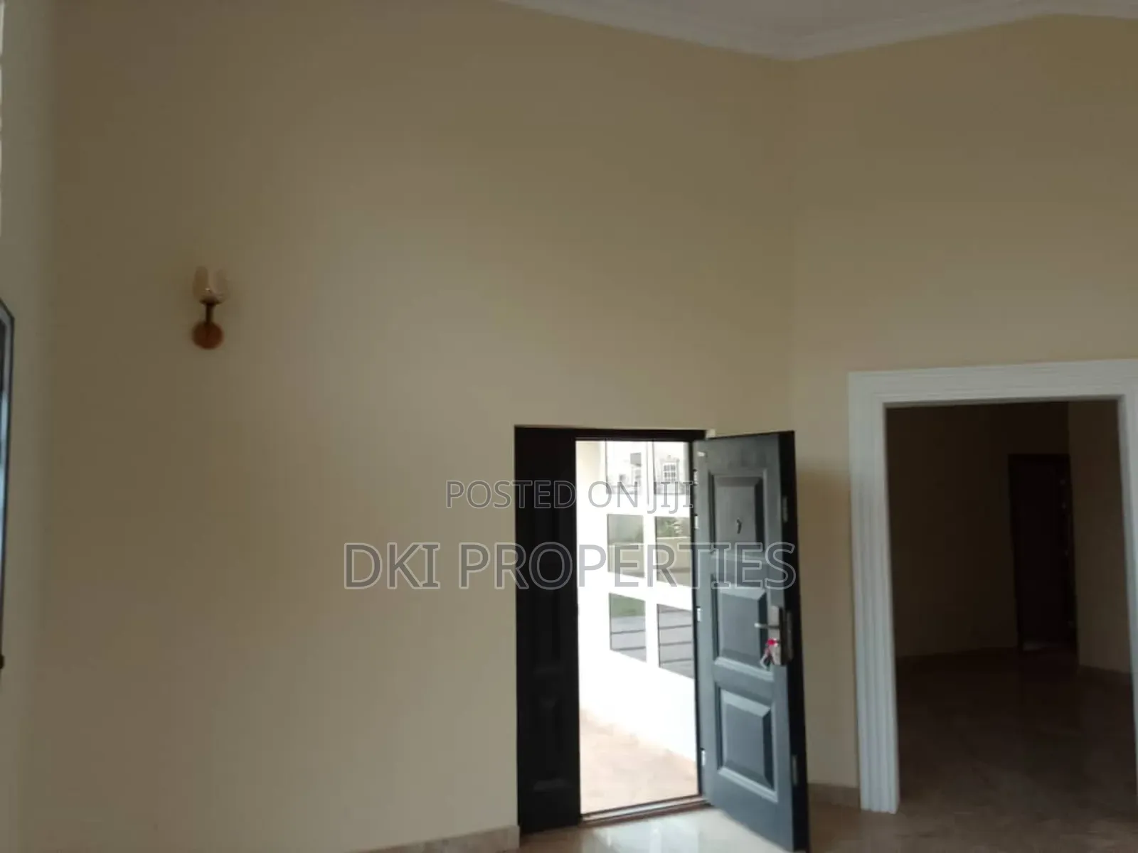 3bdrm House in Dki Properties, Adenta for sale