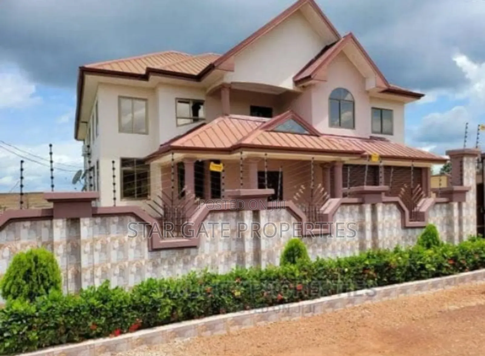 8bdrm House in Trede Santasi Road, Kumasi Metropolitan for sale