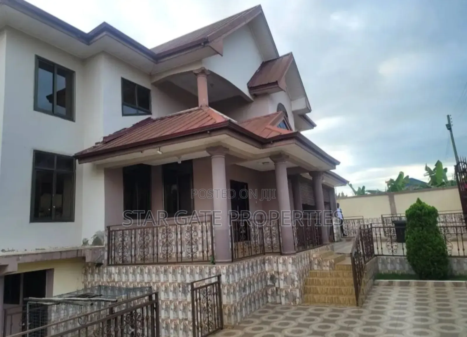 8bdrm House in Trede Santasi Road, Kumasi Metropolitan for sale