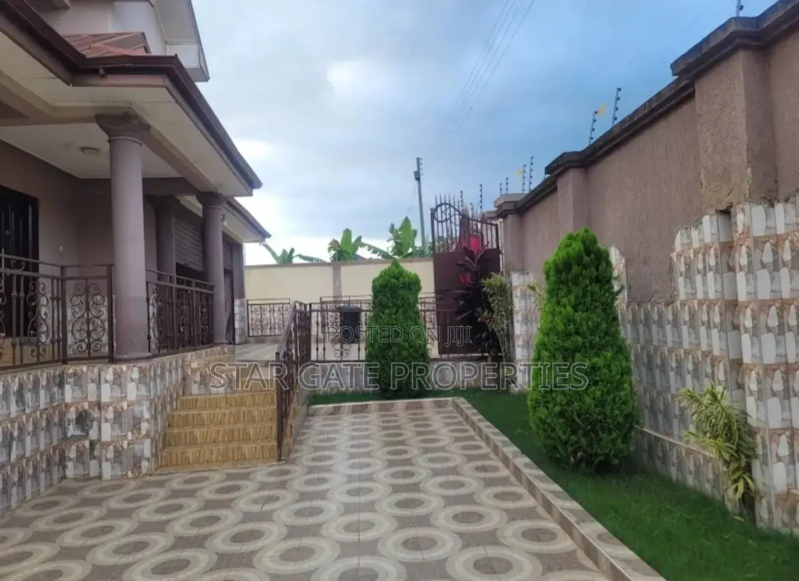 8bdrm House in Trede Santasi Road, Kumasi Metropolitan for sale