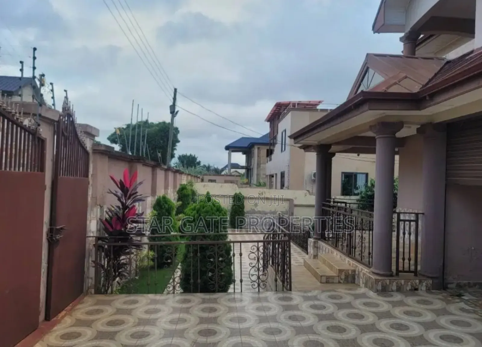 8bdrm House in Trede Santasi Road, Kumasi Metropolitan for sale