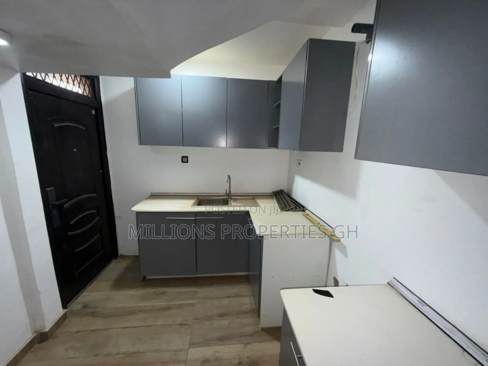 3bdrm House in Millions Properties, Ashomang Estate for sale