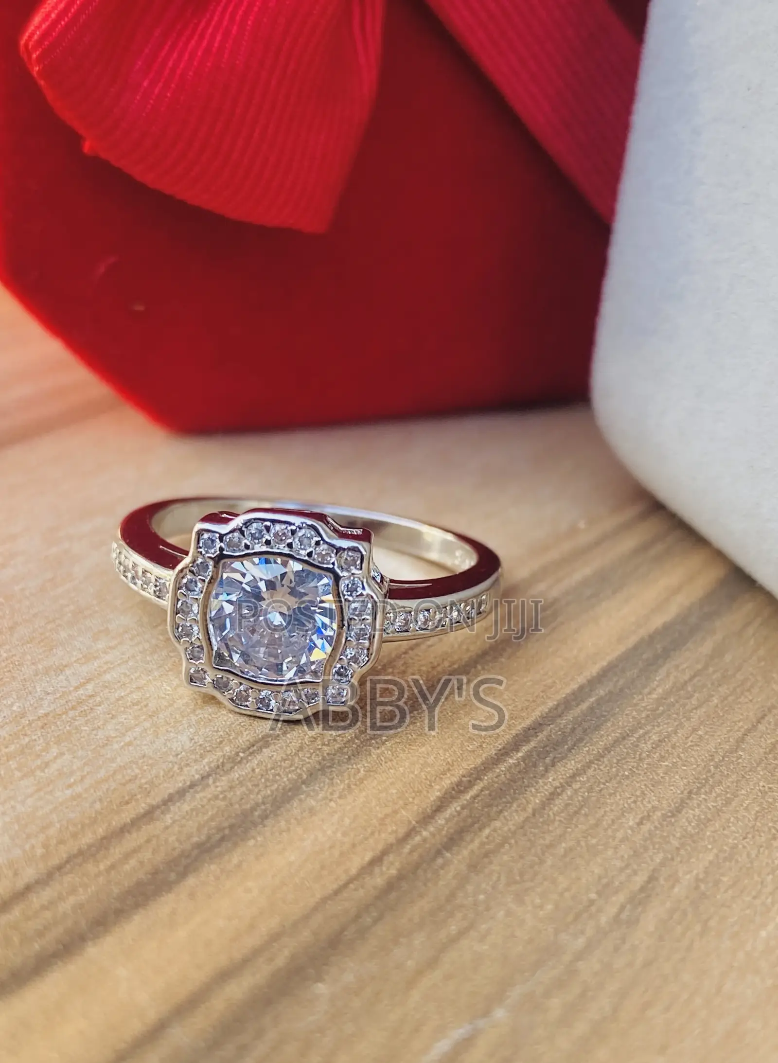 Stunning Ladies Promise Ring
