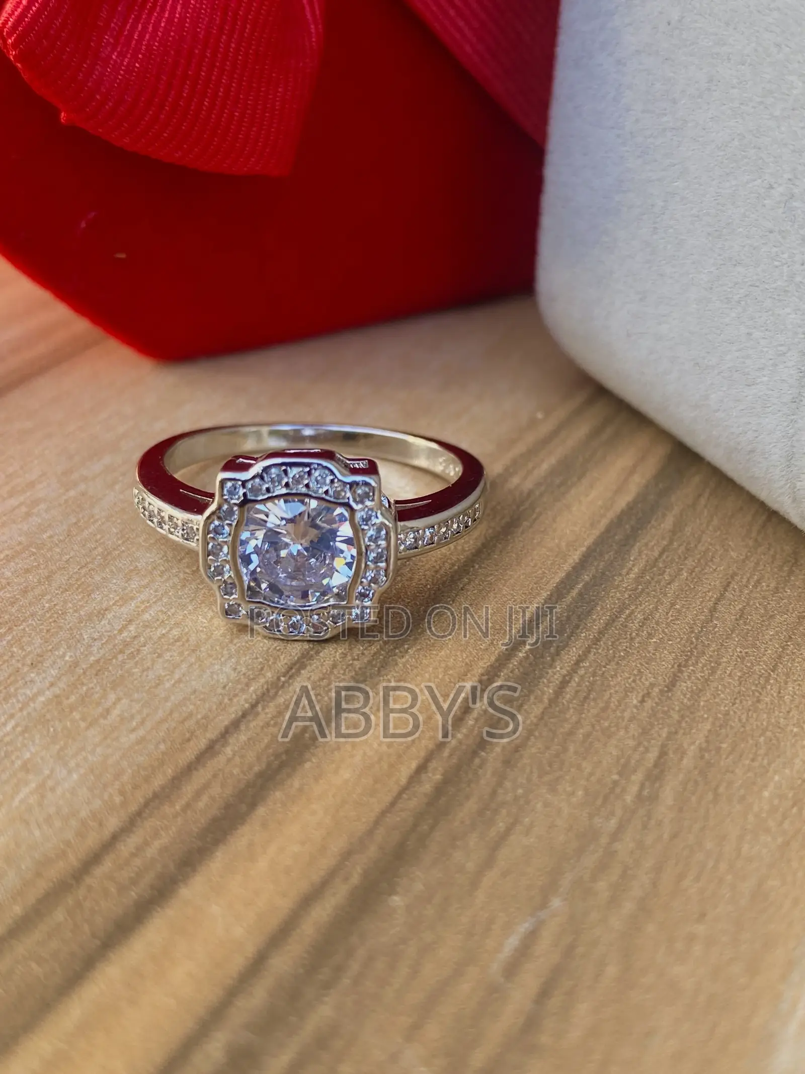 Stunning Ladies Promise Ring