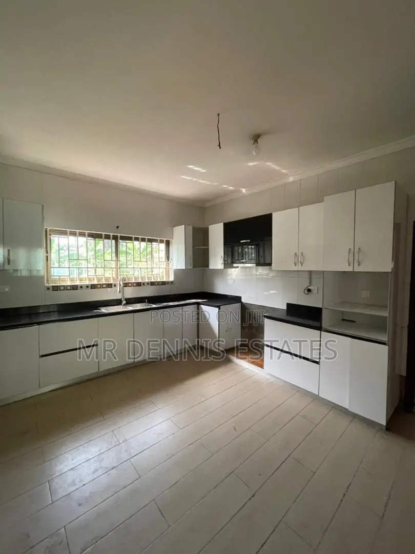 4bdrm House in Westhills Mall ( for rent