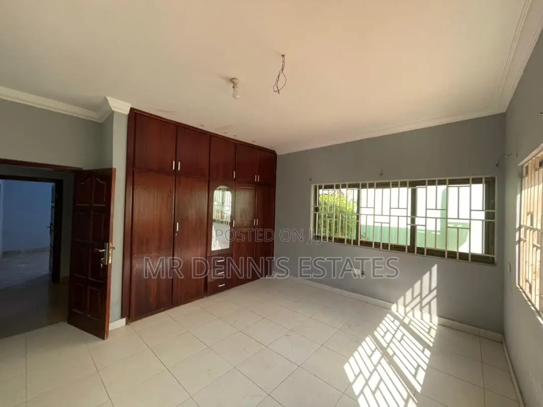 4bdrm House in Westhills Mall ( for rent