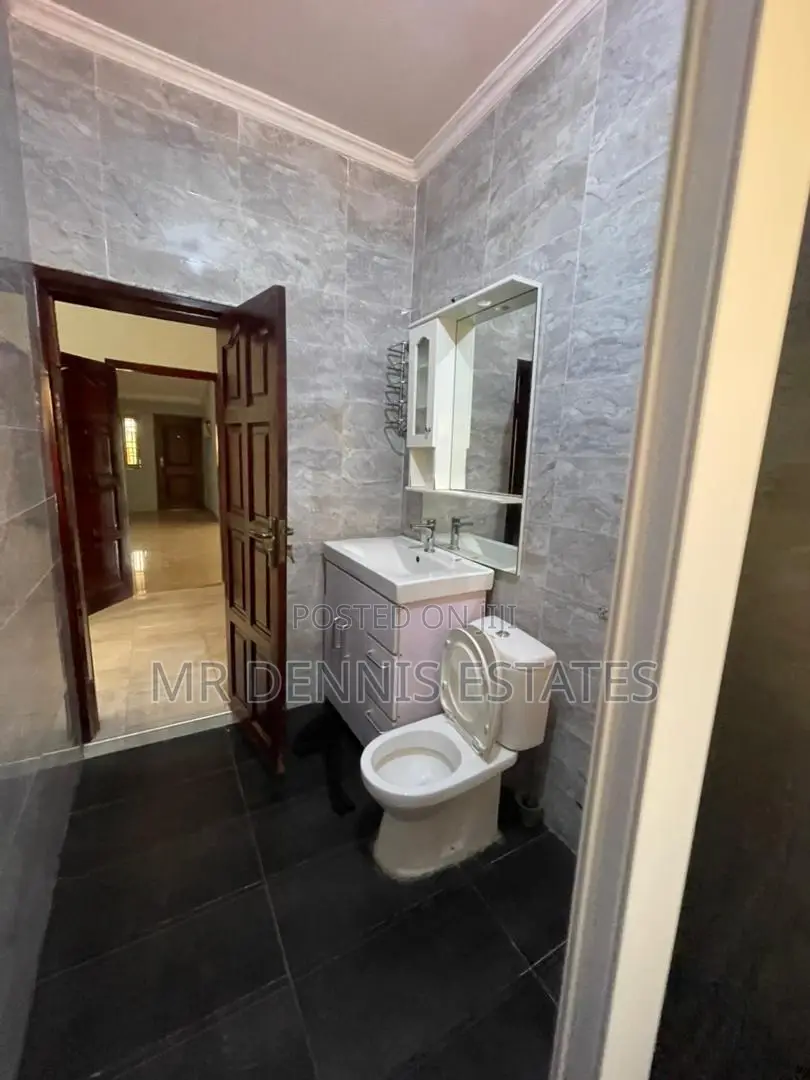 4bdrm House in Westhills Mall ( for rent