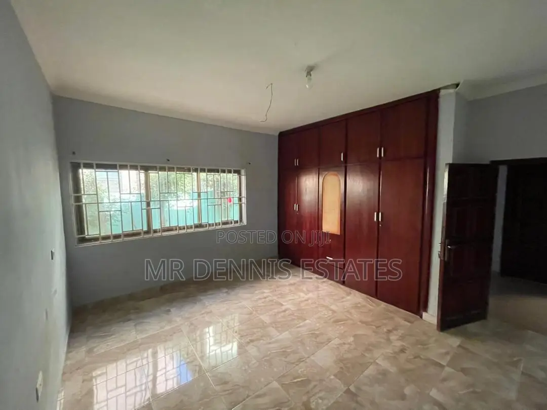 4bdrm House in Westhills Mall ( for rent