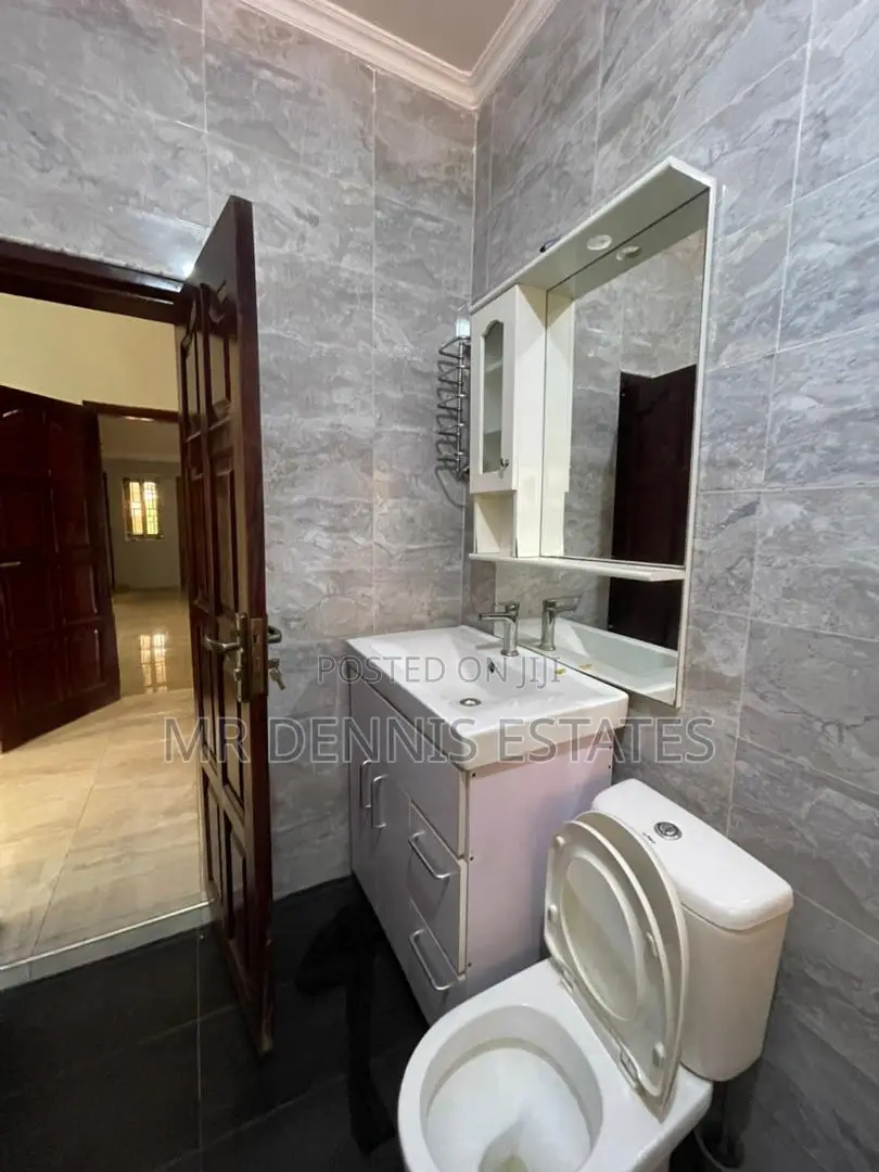 4bdrm House in Westhills Mall ( for rent