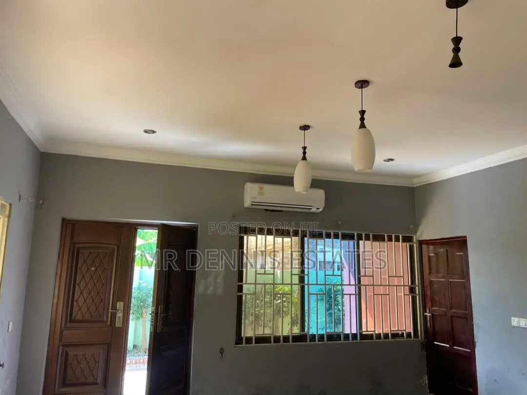 4bdrm House in Westhills Mall ( for rent