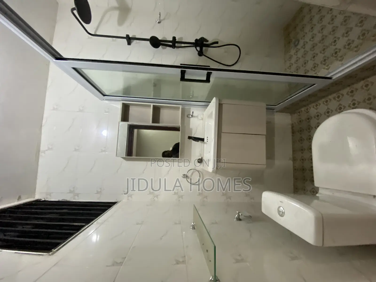4bdrm Apartment in Adenta Rowi, Housing Down for rent