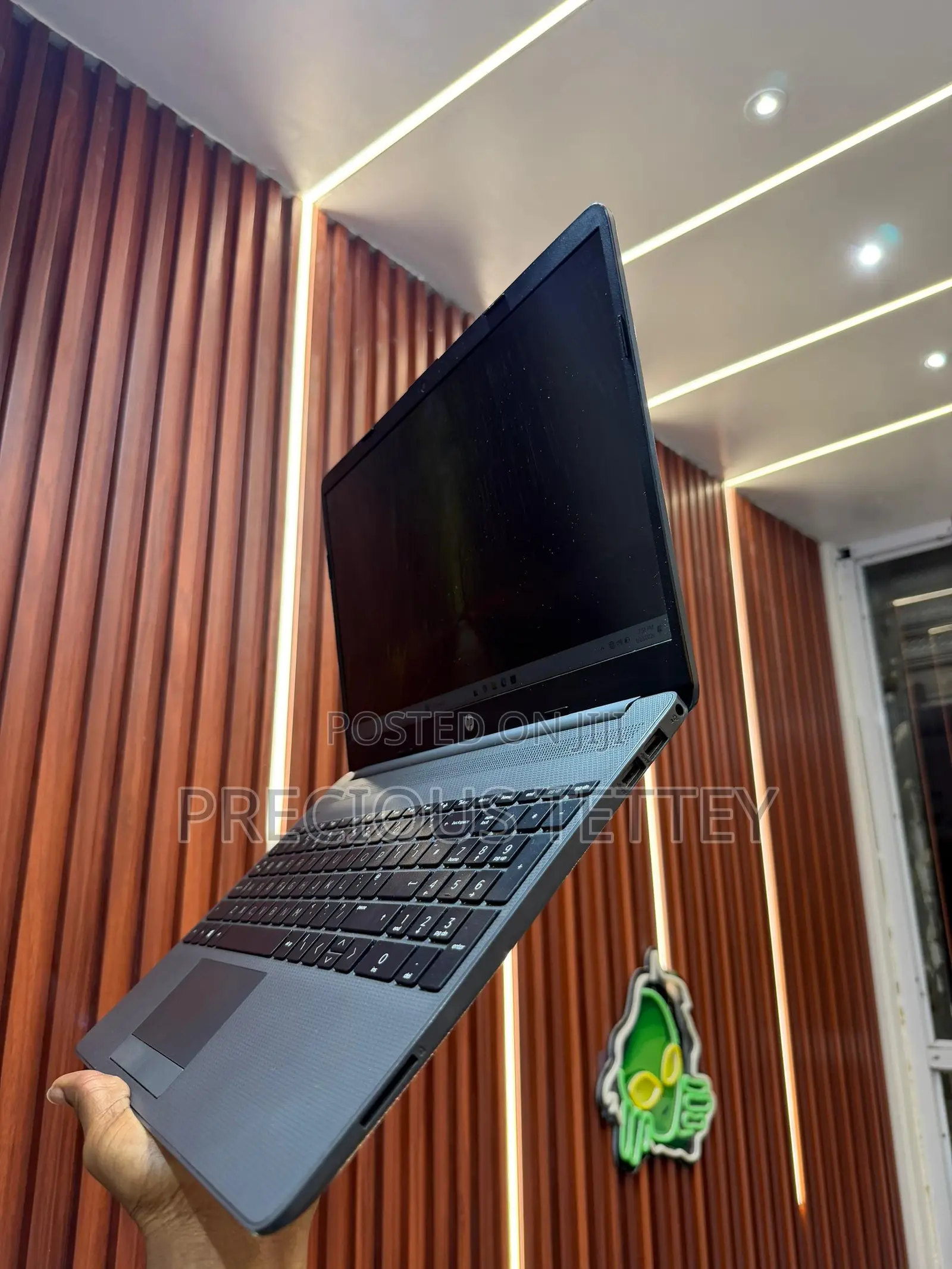 Laptop HP 15-Dw0037wm 8GB AMD Ryzen 5 SSD 256GB